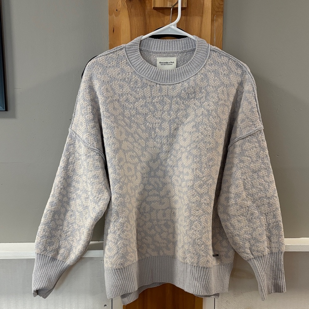Abercrombie & Fitch Cream and Gray Crewneck Sweater